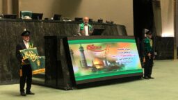 حضور سفیران کریمه اهل بیت(س) در مجلس شورای اسلامی/ ابراز ارادت رئیس مجلس به پرچم متبرک حرم بانوی کرامت+ فیلم