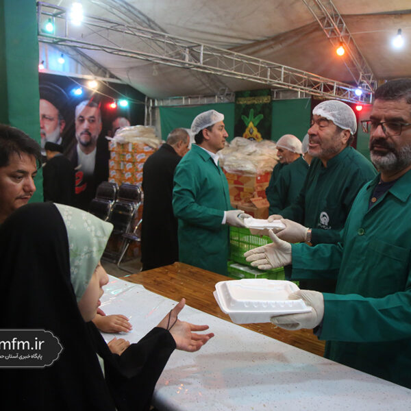 پذیرایی از زائران کریمه اهل بیت(س) در سالروز بزرگداشت میلاد بانوی کرامت