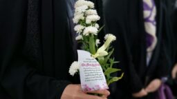 اهدای ۲ هزار شاخه گل به زائران دختر در ورودی‌های حرم بانوی کرامت