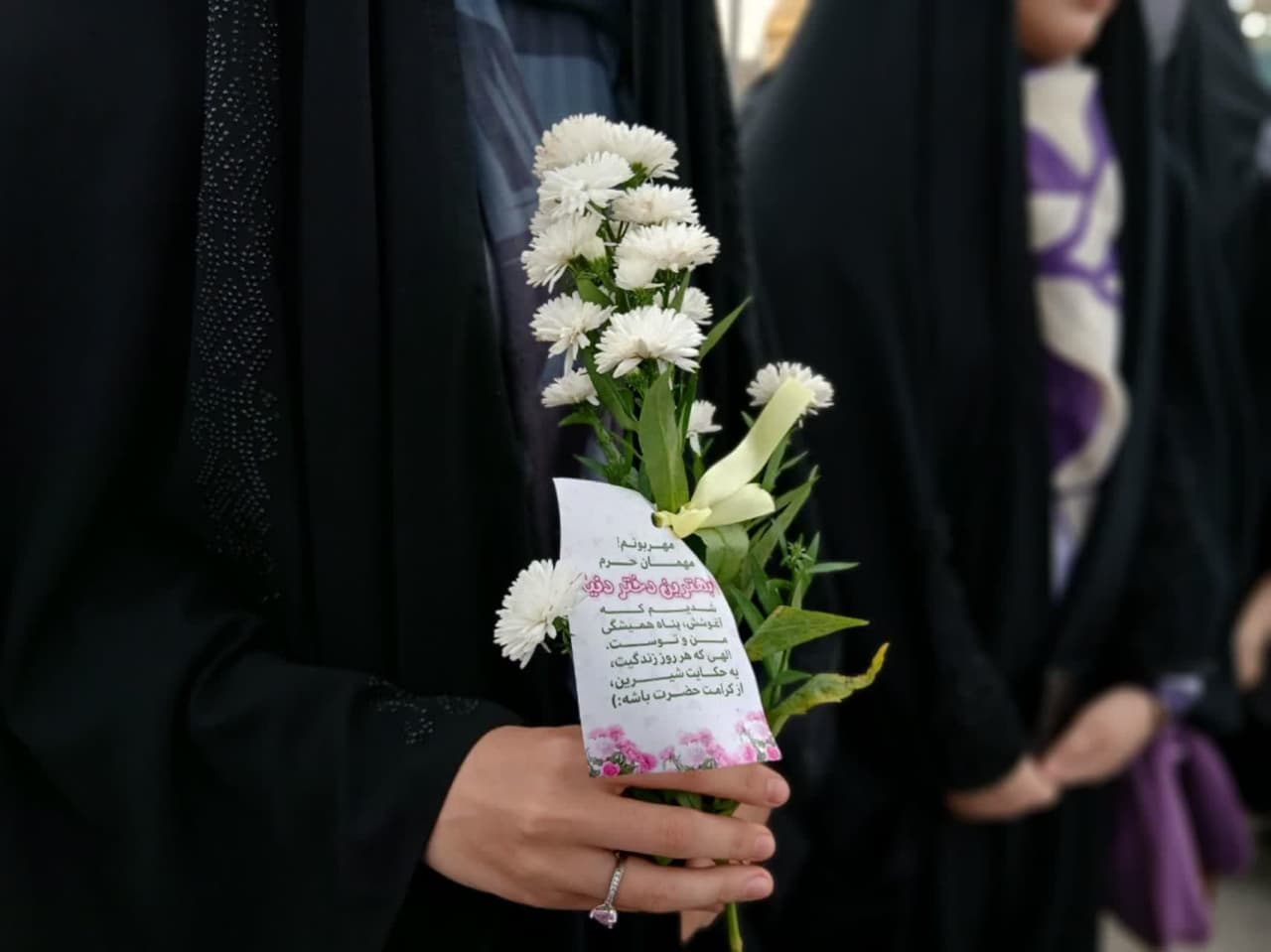 اهدای ۲ هزار شاخه گل به زائران دختر در ورودیهای حرم بانوی کرامت اهدای ۲ هزار شاخه گل به زائران دختر در ورودیهای حرم بانوی کرامت