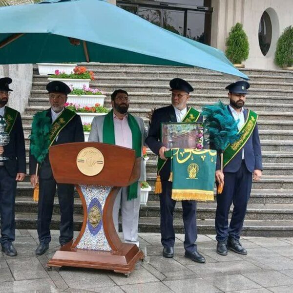 حضور خادمان حرم مطهر بانوی کرامت در جلسه هیئت دولت