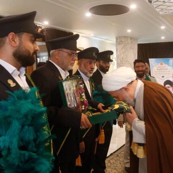  ابراز ارادت اعضای مجمع تشخیص مصلحت نظام به پرچم متبرک حرم بانوی کرامت