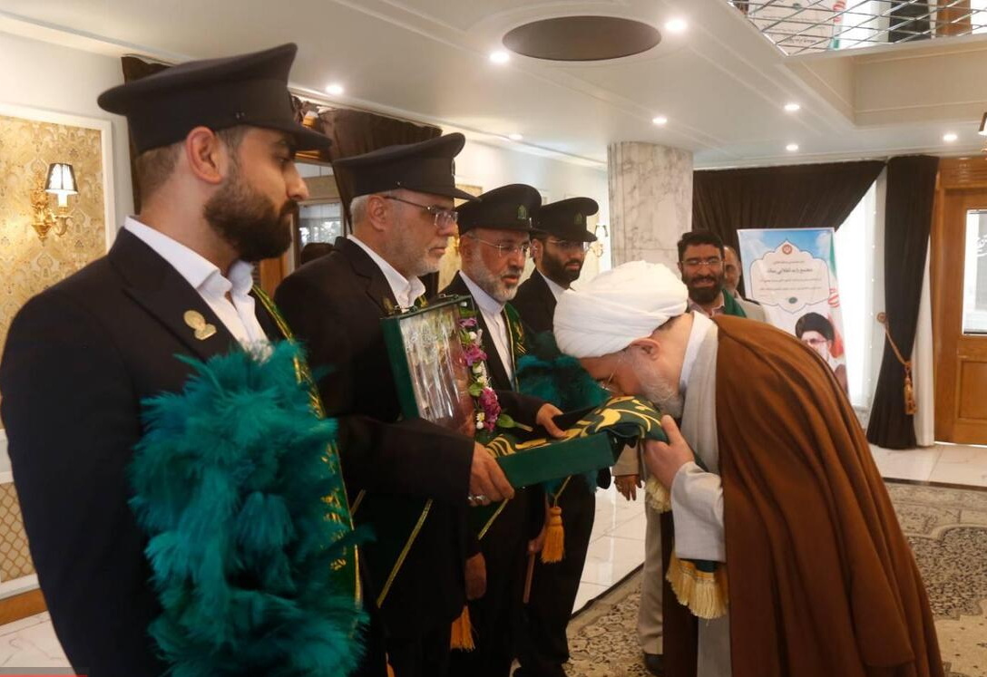  ابراز ارادت اعضای مجمع تشخیص مصلحت نظام به پرچم متبرک حرم بانوی کرامت