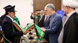 ابراز ارادت وزیر فرهنگ و ارشاد اسلامی به پرچم متبرک حرم مطهر بانوی کرامت