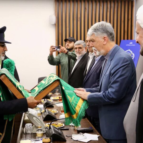 ابراز ارادت وزیر فرهنگ و ارشاد اسلامی به پرچم متبرک حرم مطهر بانوی کرامت
