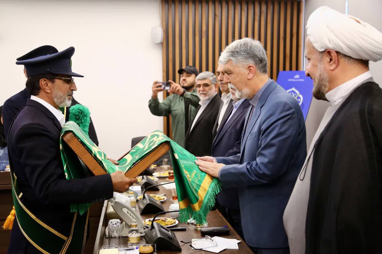 ابراز ارادت وزیر فرهنگ و ارشاد اسلامی به پرچم متبرک حرم مطهر بانوی کرامت