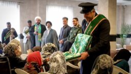 مادران آسایشگاه سالمندان همدان پرچم متبرک حرم حضرت معصومه(س) را زیارت کردند