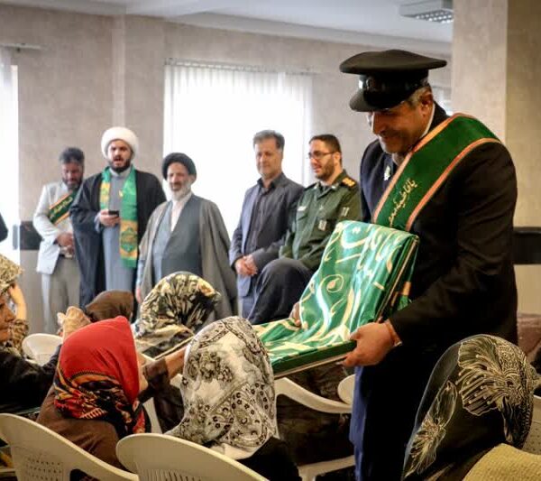 مادران آسایشگاه سالمندان همدان پرچم متبرک حرم حضرت معصومه(س) را زیارت کردند