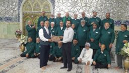 غبارروبی ضریح مطهر حرم بانوی کرامت توسط خادمان عتبات عالیات عراق