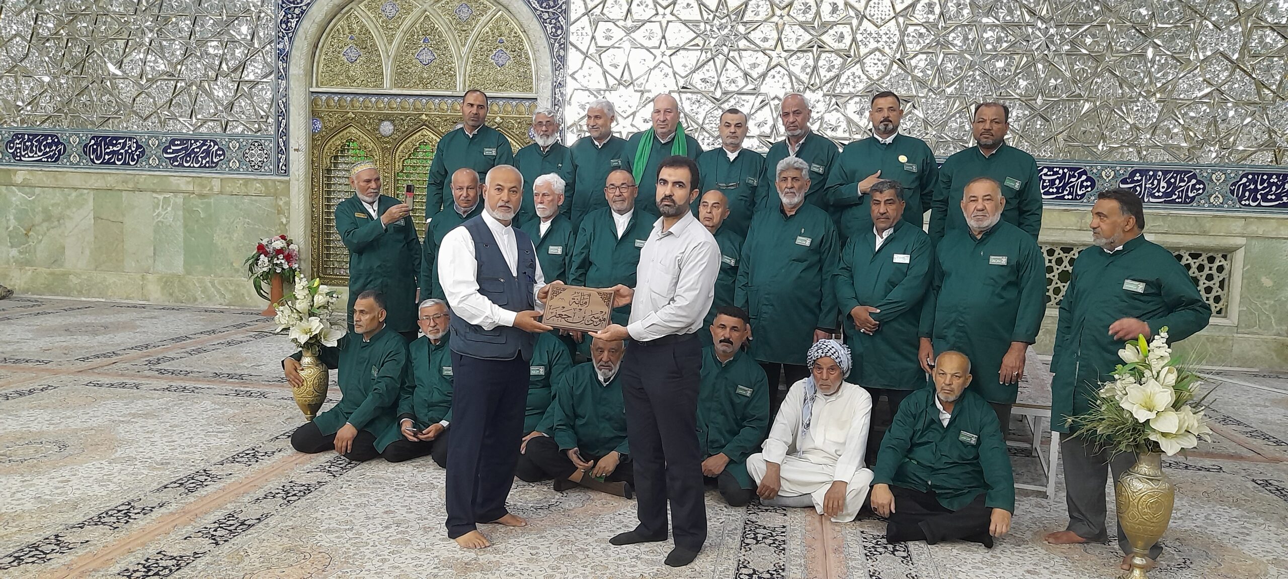 غبارروبی ضریح مطهر حرم بانوی کرامت توسط خادمان عتبات عالیات عراق