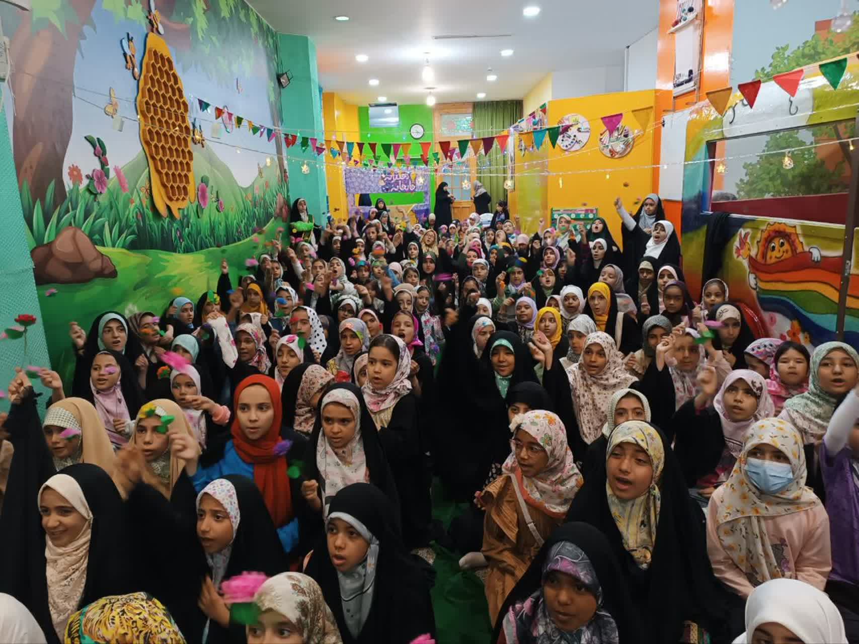 جشن تولد امام رضا(ع) با حضور کودکان در حرم بانوی کرامت