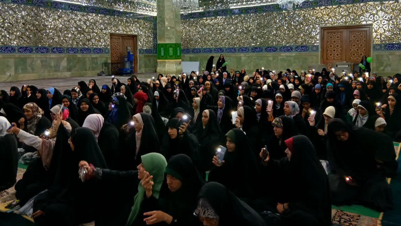 دختران نوجوان قمی ولادت امام رضا(ع) را جشن گرفتند