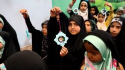 گرامی‌داشت یاد شهدای خدمت توسط دختران ۷ تا ۱۱ سال در حرم بانوی کرامت
