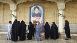 ادای احترام زائران حرم مطهر بانوی کرامت به یادمان شهید رئیسی