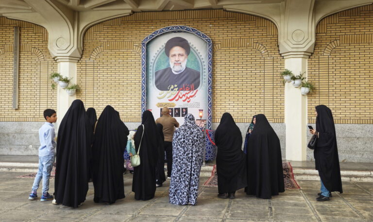 ادای احترام زائران حرم مطهر بانوی کرامت به یادمان شهید رئیسی