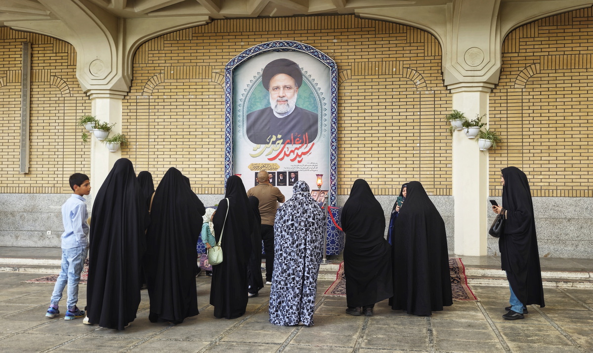 ادای احترام زائران حرم مطهر بانوی کرامت به یادمان شهید رئیسی