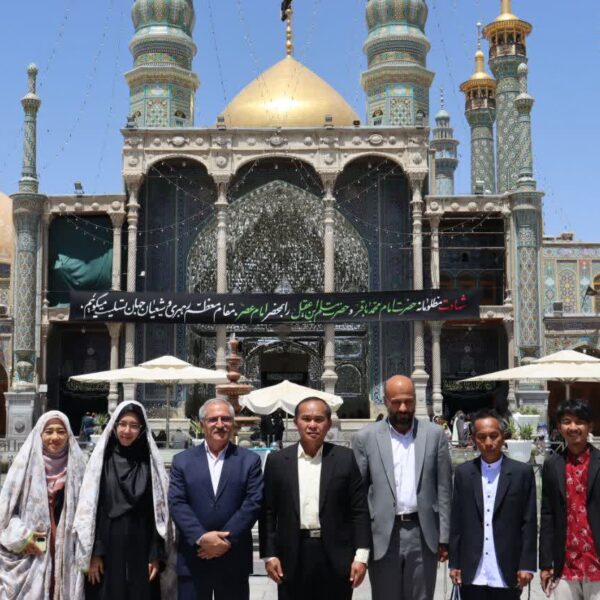 حضور رئیس مرکز فرماندهی توسعه روابط فرهنگی استان‌های جنوبی تایلند در حرم بانوی کرامت