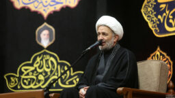 مقام معظم رهبری یک تنه در برابر شیطان بزرگ ایستاده‌اند