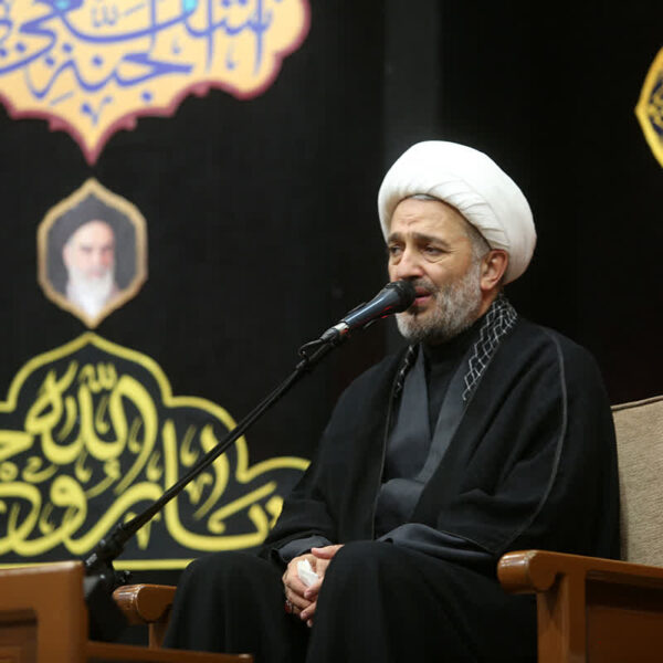 مقام معظم رهبری یک تنه در برابر شیطان بزرگ ایستاده‌اند