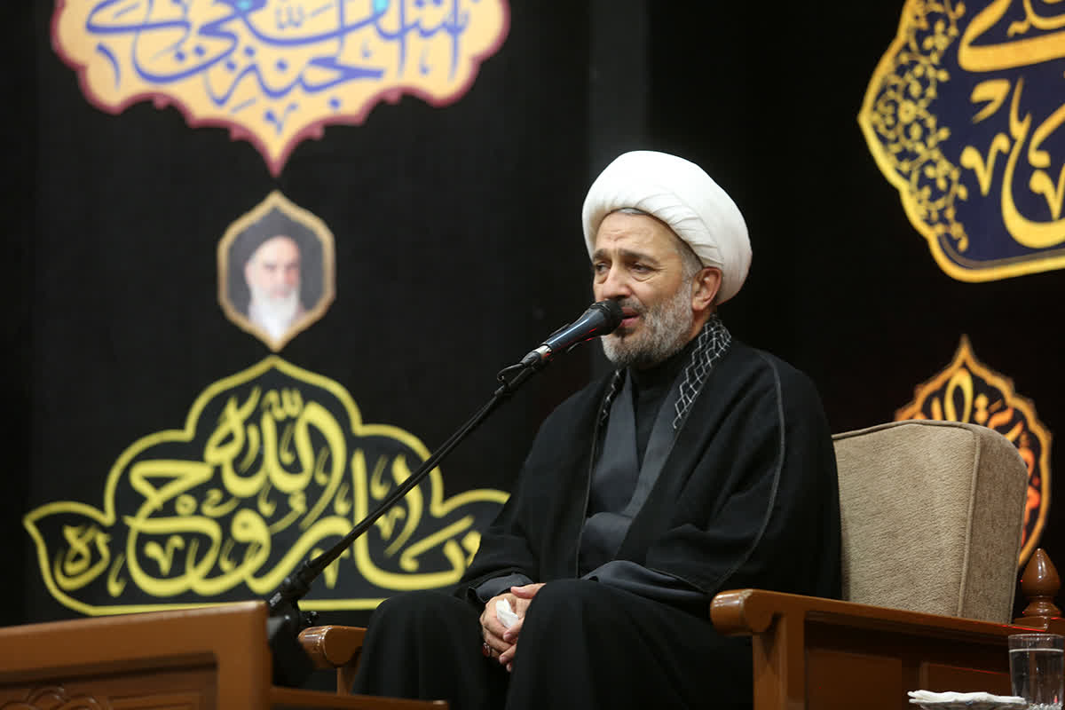 مقام معظم رهبری یک تنه در برابر شیطان بزرگ ایستاده‌اند