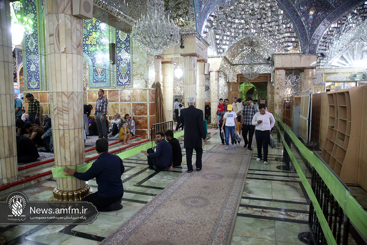 تلاش خادمان برای برگزاری دعای عرفه در حرم بانوی کرامت