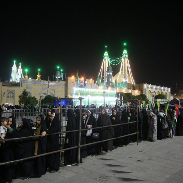 توزیع ۴۷ هزار پرس غذا در میان زائران حرم قم توسط ایستگاه‌های صلواتی