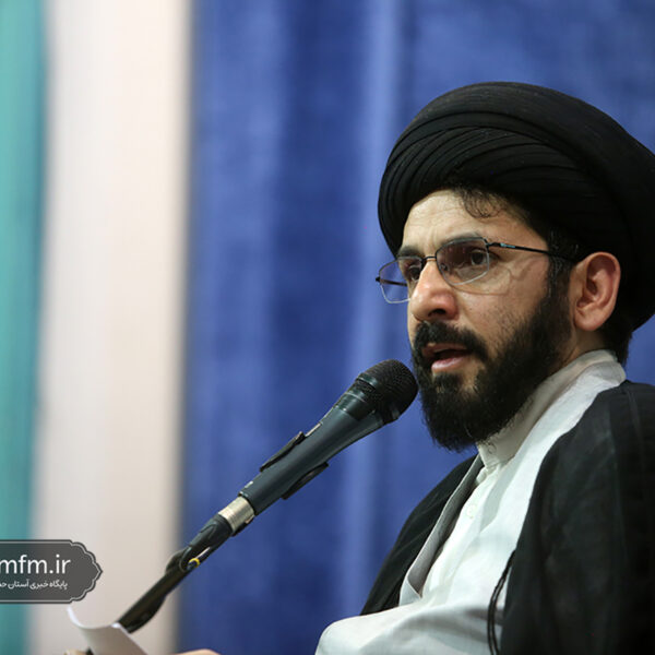 برخی برای افزایش دنبال کننده به نظام ناسزا می‌گویند