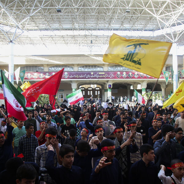 حمایت نوجوانان فاطمی از نیروهای مسلح کشور در حرم بانوی کرامت