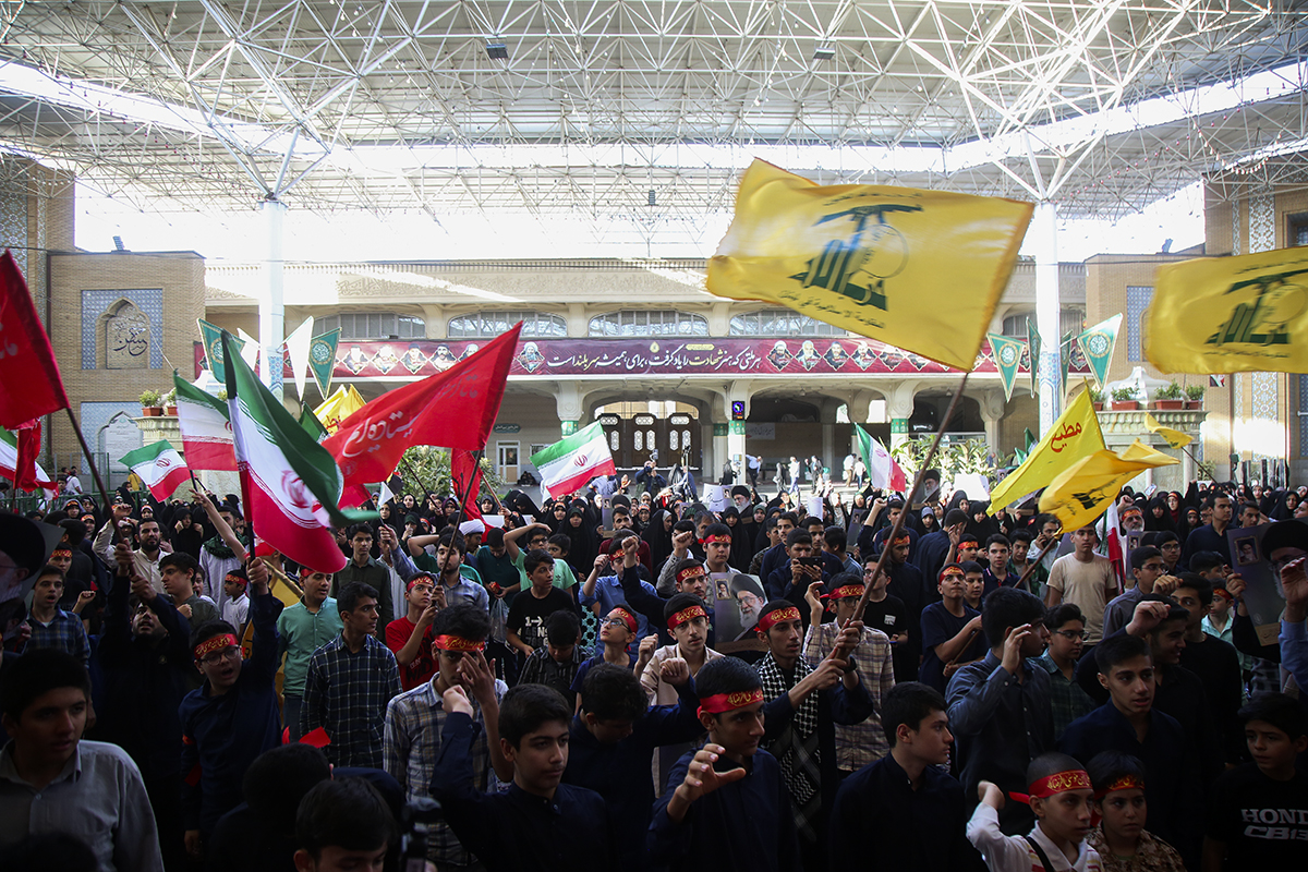 حمایت نوجوانان فاطمی از نیروهای مسلح کشور در حرم بانوی کرامت