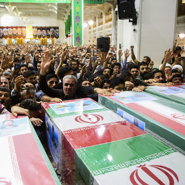 وداع باشکوه مردم قم با پیکر ۶ شهید استان قم در حملات رژیم صهیونیستی