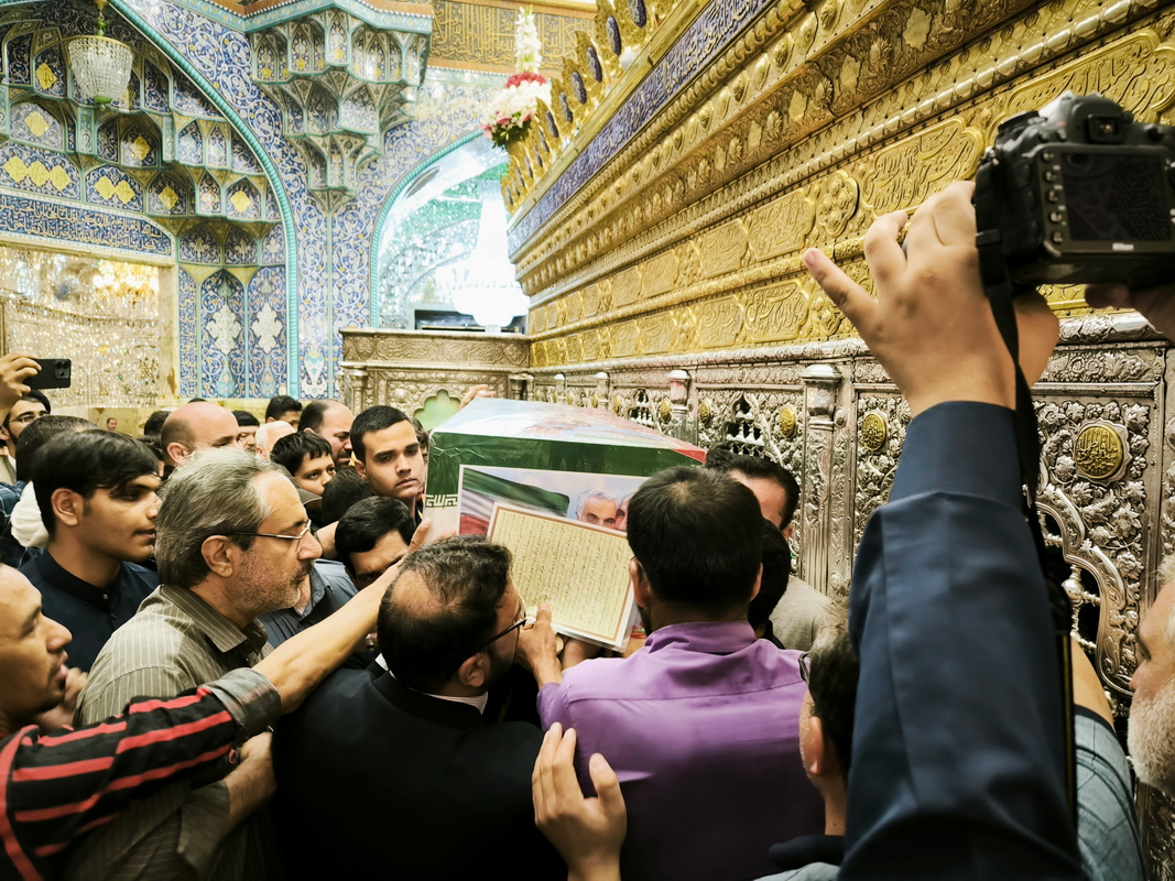 طواف پیکر خادم شهید بر گرد ضریح مطهر بانوی کرامت