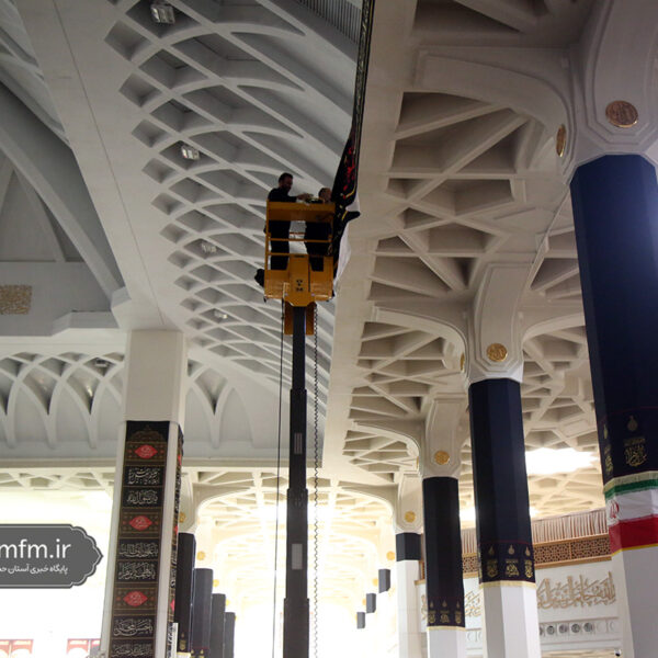 نصب بیش از ۲ هزار و ۳۰۰ متر پارچه مشکی در حرم بانوی کرامت