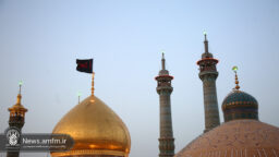 پرچم عزا بر فراز گنبد مطهر حرم بانوی کرامت برافراشته شد