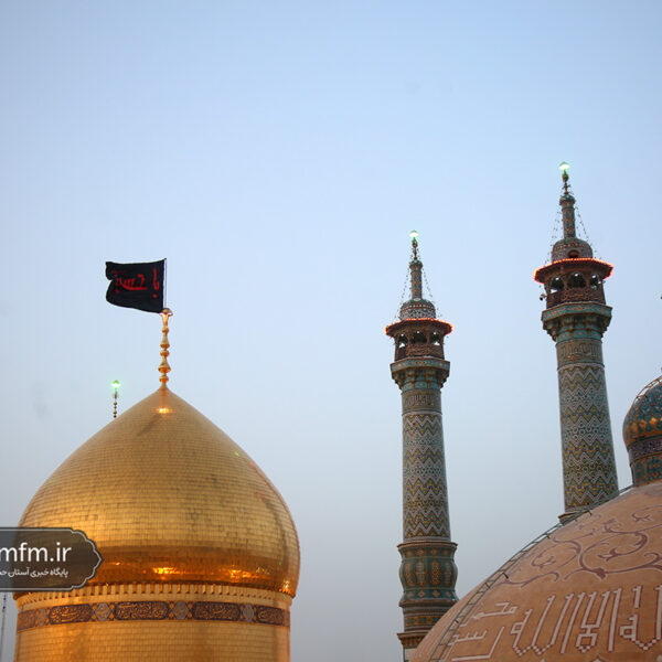 پرچم عزا بر فراز گنبد مطهر حرم بانوی کرامت برافراشته شد