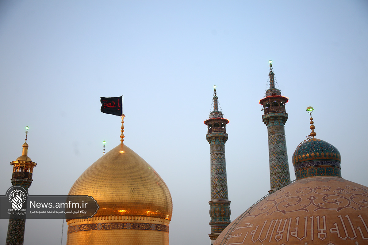 پرچم عزا بر فراز گنبد مطهر حرم بانوی کرامت برافراشته شد