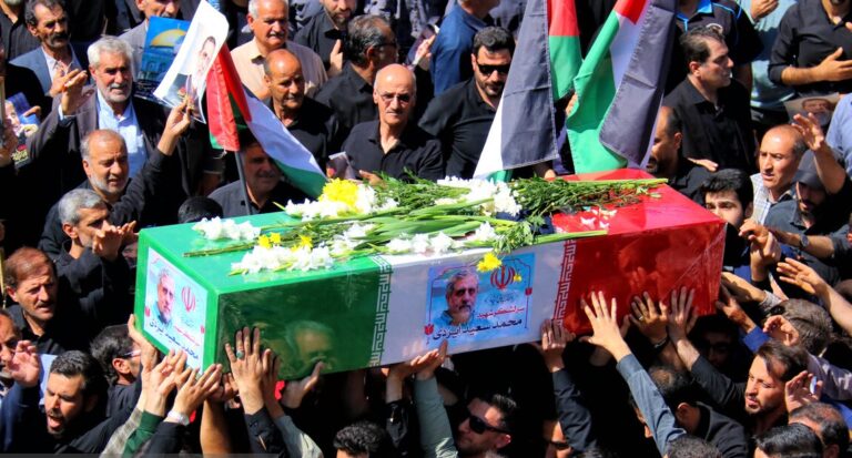 وداع با پیکر مطهر شهید ایزدی در حرم مطهر بانوی کرامت