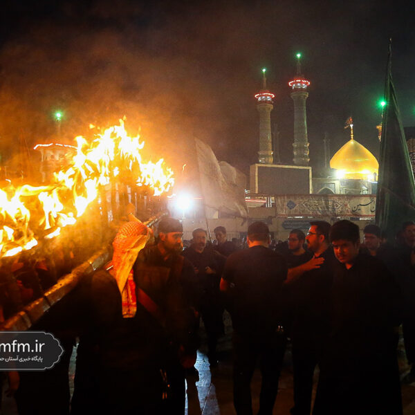 آیین مشعل‌گردانی نجفی‌های مقیم قم در شب هشتم محرم
