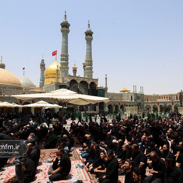 حضور پرشور عزاداران در نماز ظهر عاشورای حرم حضرت معصومه (س)