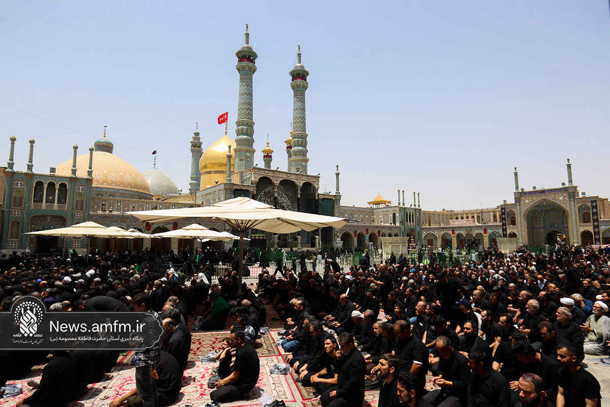 حضور پرشور عزاداران در نماز ظهر عاشورای حرم حضرت معصومه (س)