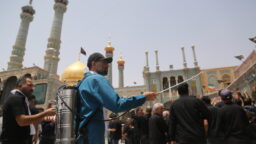 گلاب‌پاشی خادمان حرم بانوی کرامت بر سر عزاداران حسینی