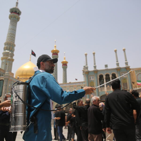 گلاب‌پاشی خادمان حرم بانوی کرامت بر سر عزاداران حسینی