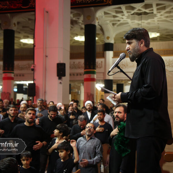 سوگواری زائران حرم بانوی کرامت در شب شهادت امام سجاد(ع)