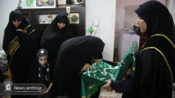 خادمان حرم بانوی کرامت از خانواده سه شهید دفاع مقدس ۱۲ روزه تجلیل کردند