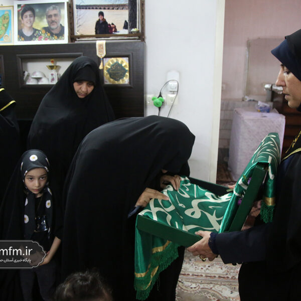 خادمان حرم بانوی کرامت از خانواده سه شهید دفاع مقدس ۱۲ روزه تجلیل کردند