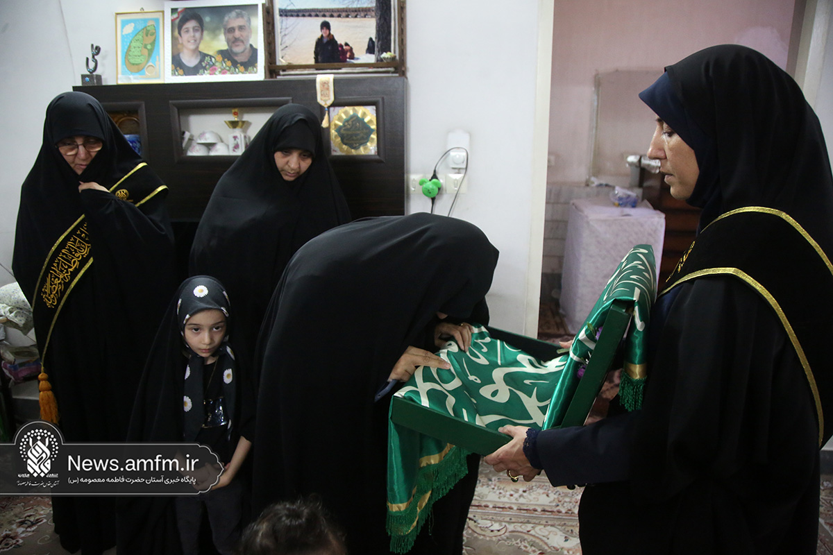 خادمان حرم بانوی کرامت از خانواده سه شهید دفاع مقدس ۱۲ روزه تجلیل کردند