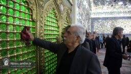 غبارروبی قنادان قمی از ضریح مطهر حرم بانوی کرامت