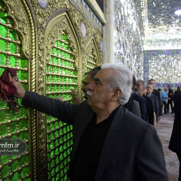 غبارروبی قنادان قمی از ضریح مطهر حرم بانوی کرامت