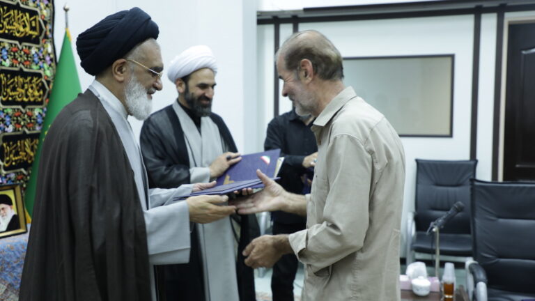 تجلیل از خادمان نماز جمعه قم توسط آیت‌الله سعیدی