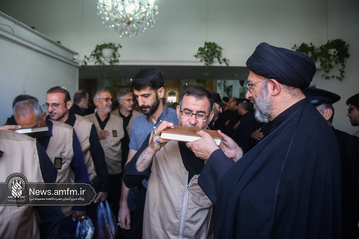 بدرقه خادمان موکب حرم حضرت معصومه (س) در عمود ۱۰۸۰