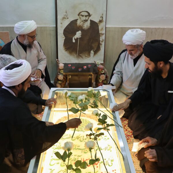 ادای احترام خادمان حرم بانوی کرامت به مزار شهید شیخ فضل‌الله نوری + تصاویر